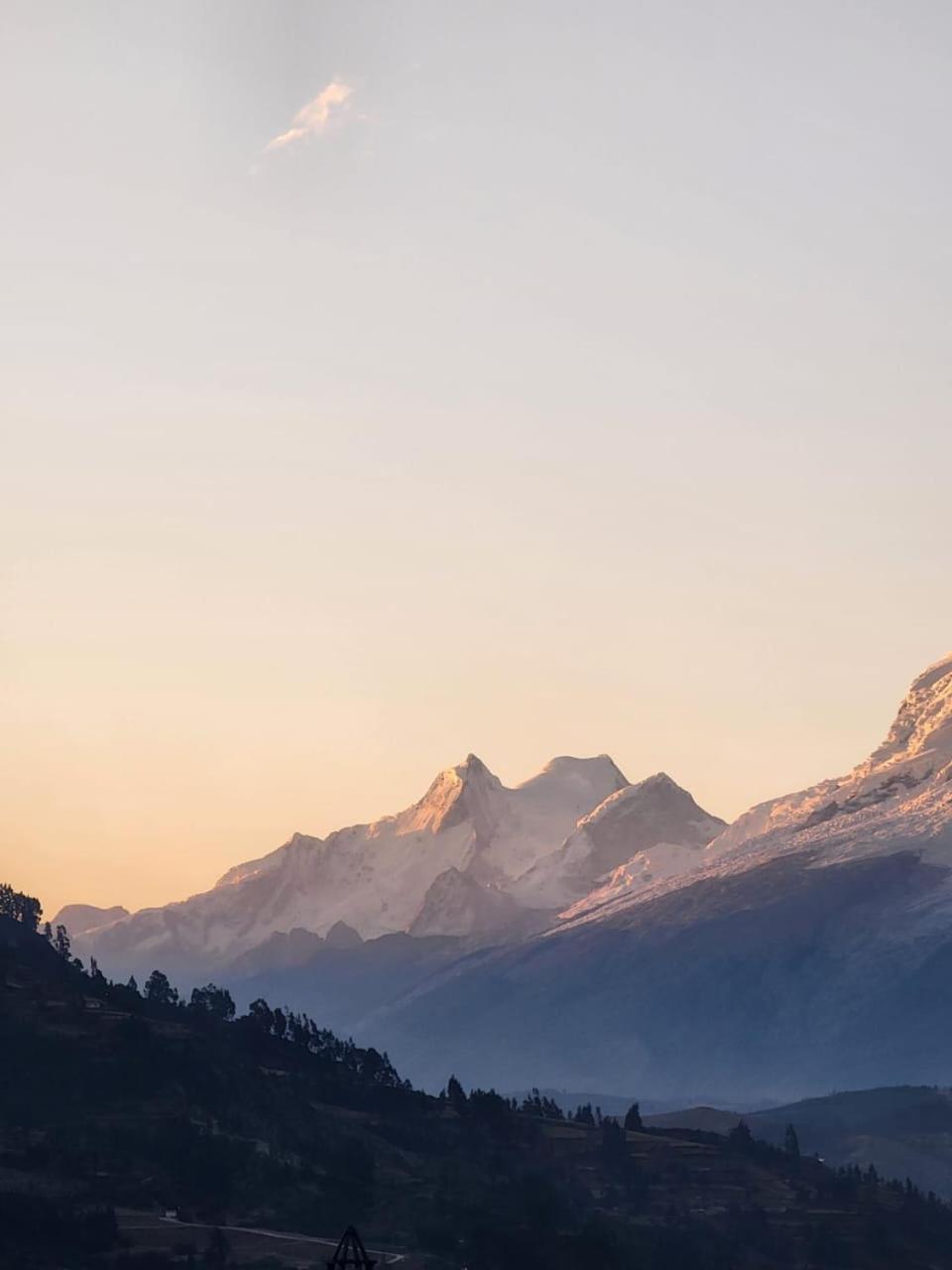 Lhotse Hostel B&B ワラス エクステリア 写真