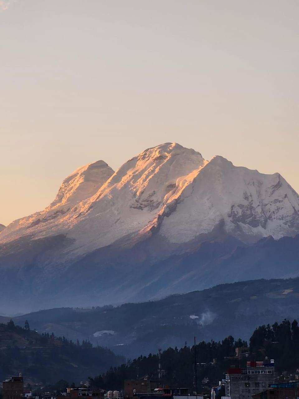 Lhotse Hostel B&B ワラス エクステリア 写真