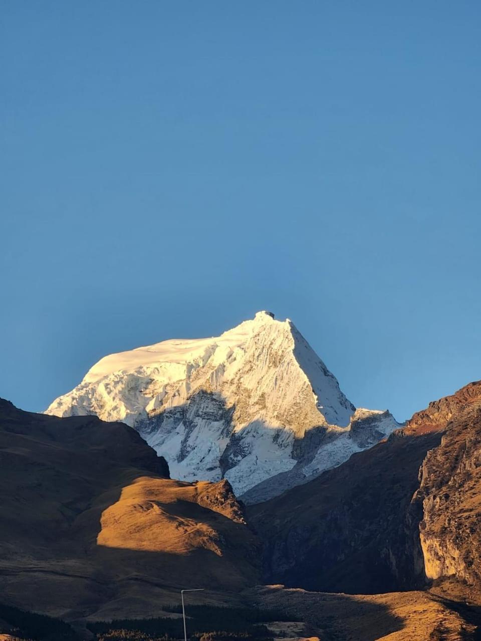 Lhotse Hostel B&B ワラス エクステリア 写真
