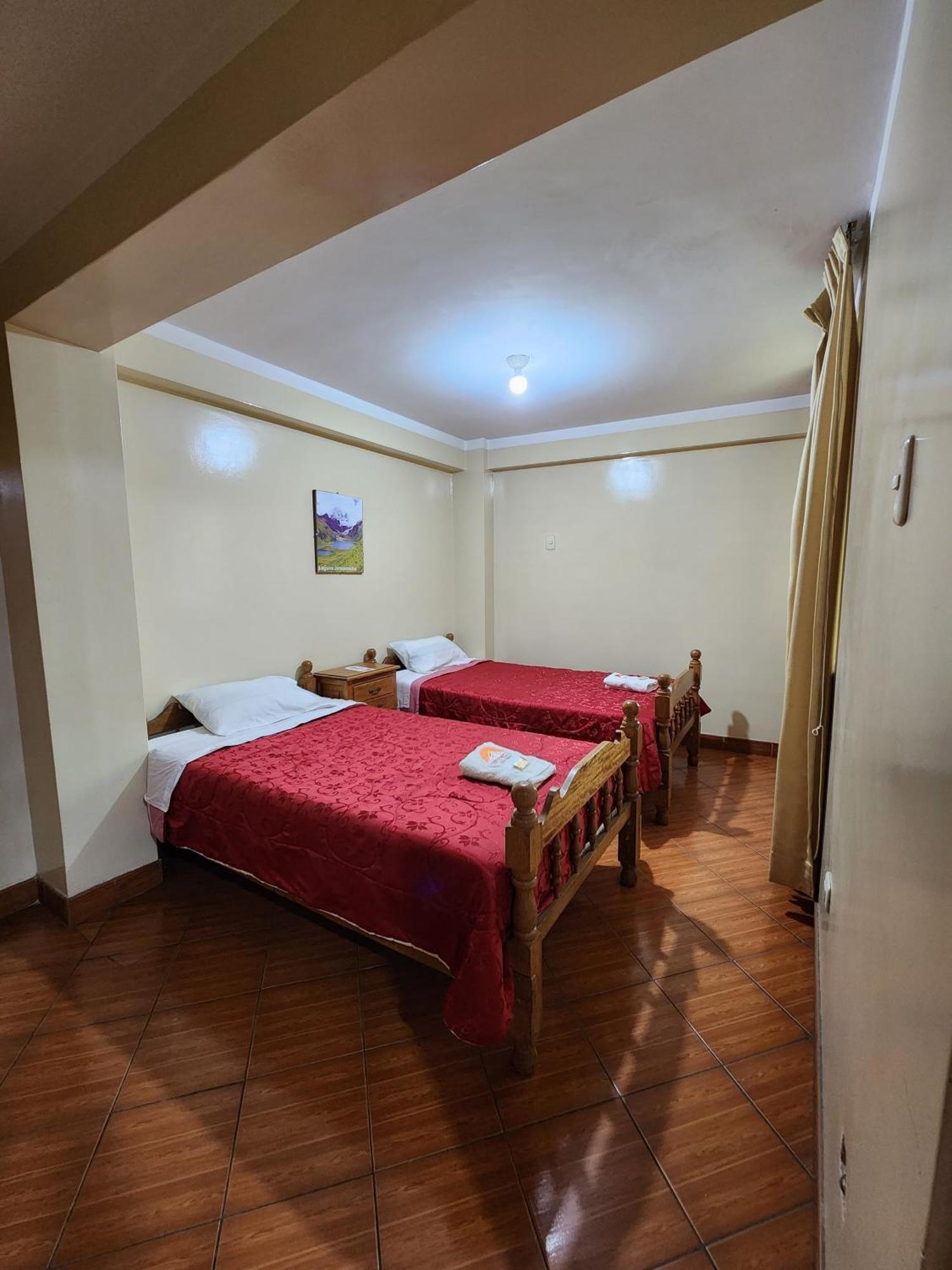 Lhotse Hostel B&B ワラス エクステリア 写真