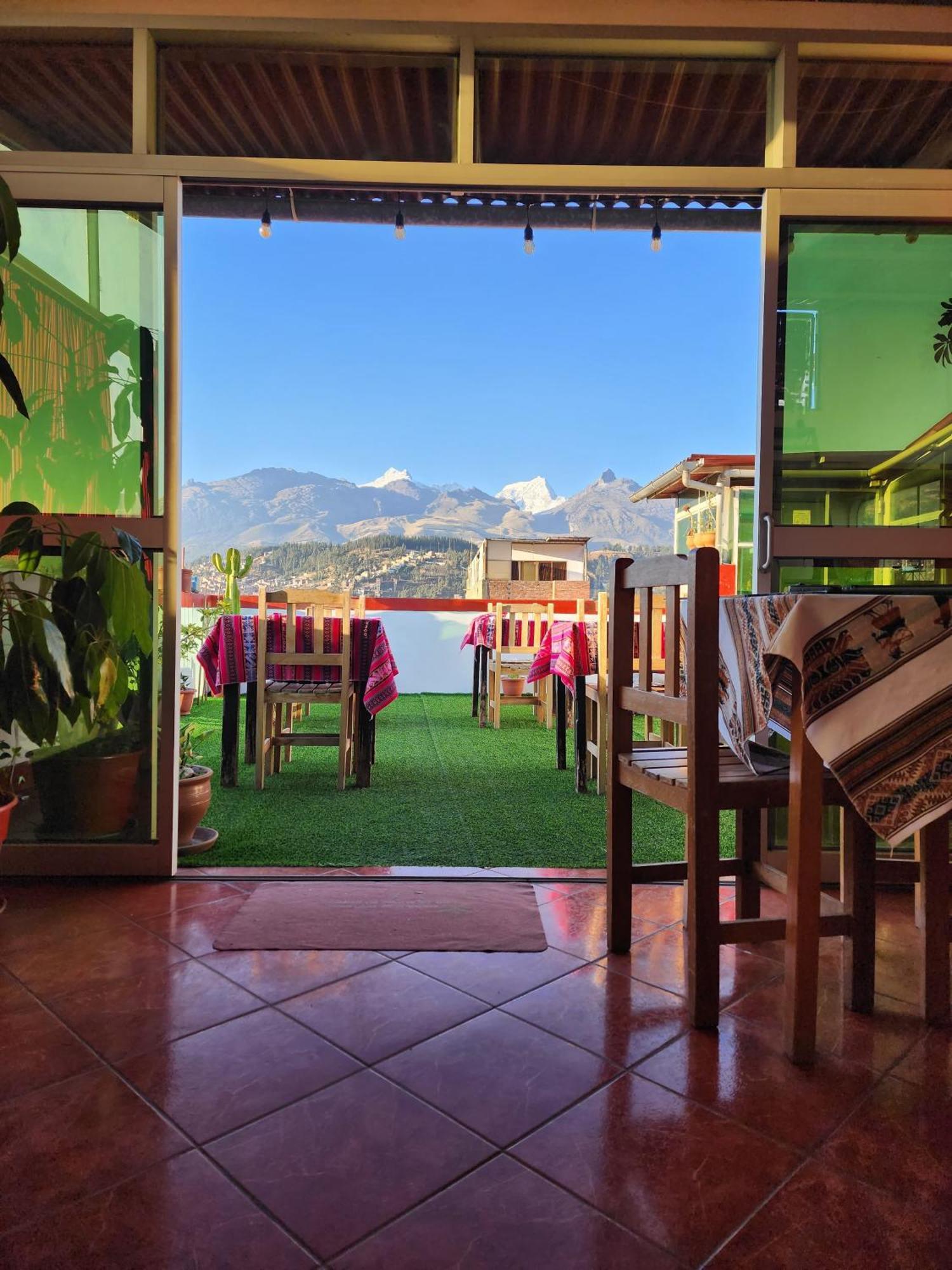 Lhotse Hostel B&B ワラス エクステリア 写真