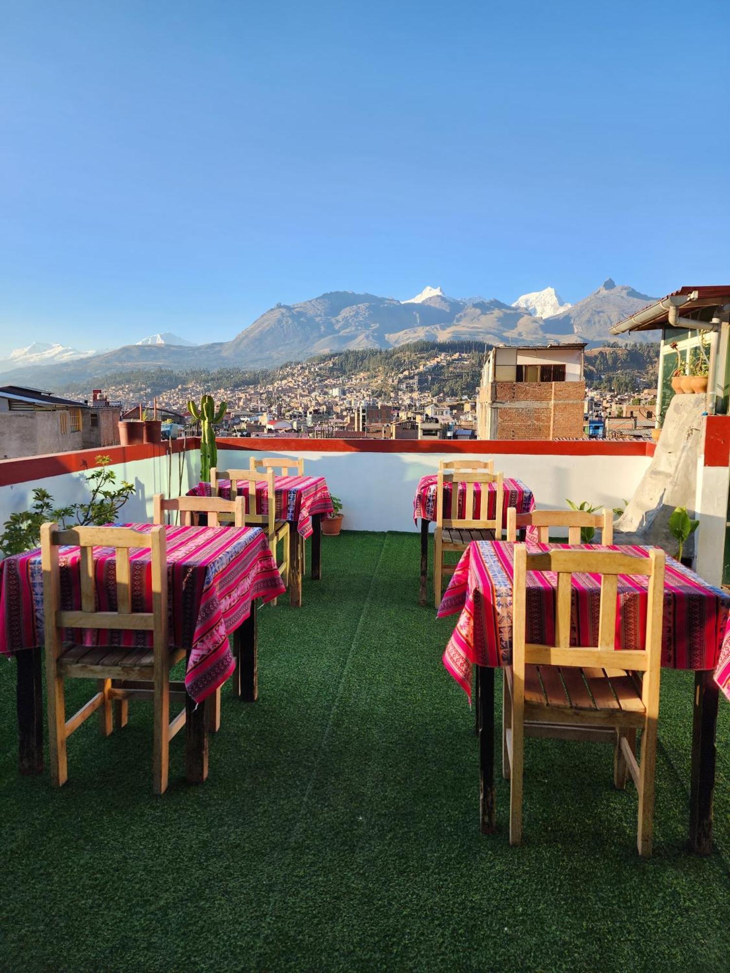 Lhotse Hostel B&B ワラス エクステリア 写真