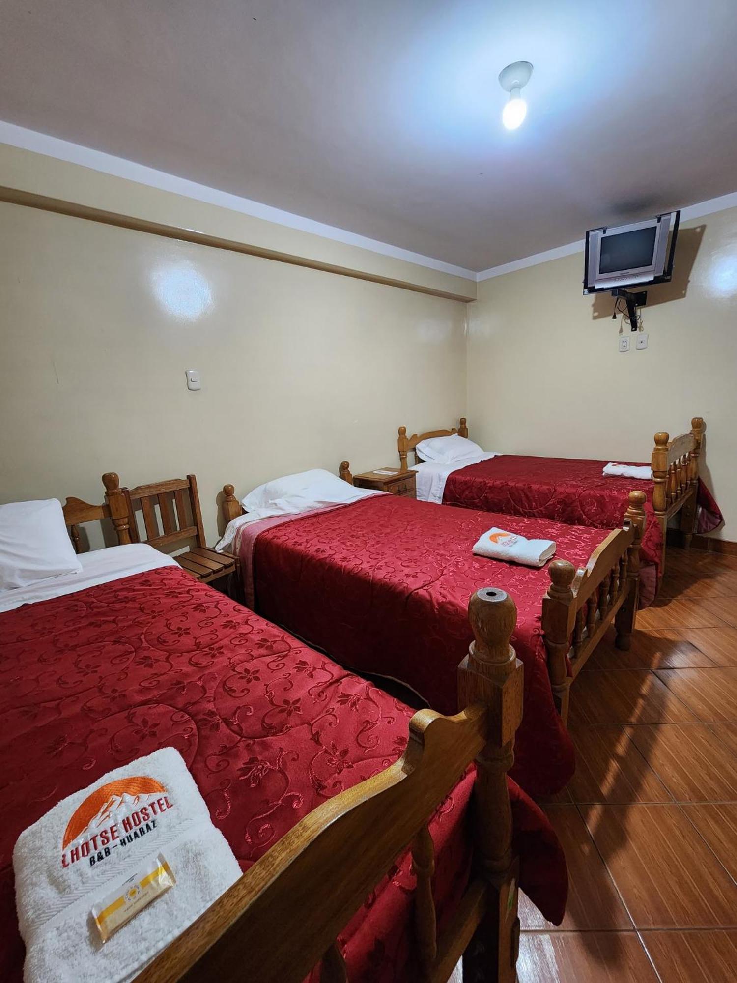 Lhotse Hostel B&B ワラス エクステリア 写真