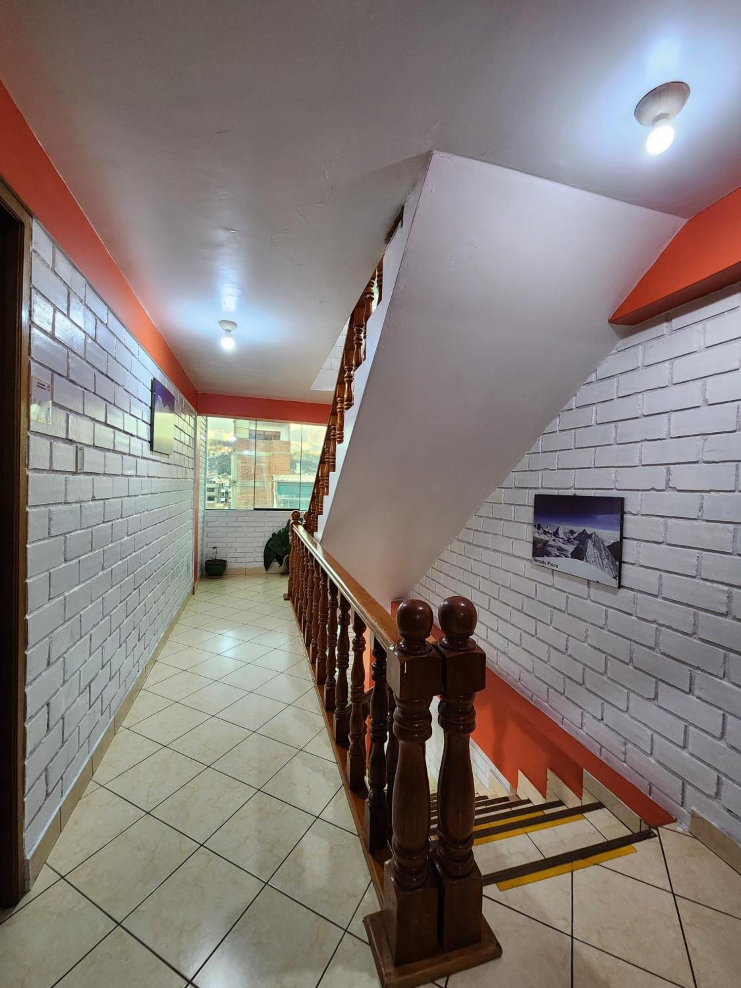 Lhotse Hostel B&B ワラス エクステリア 写真