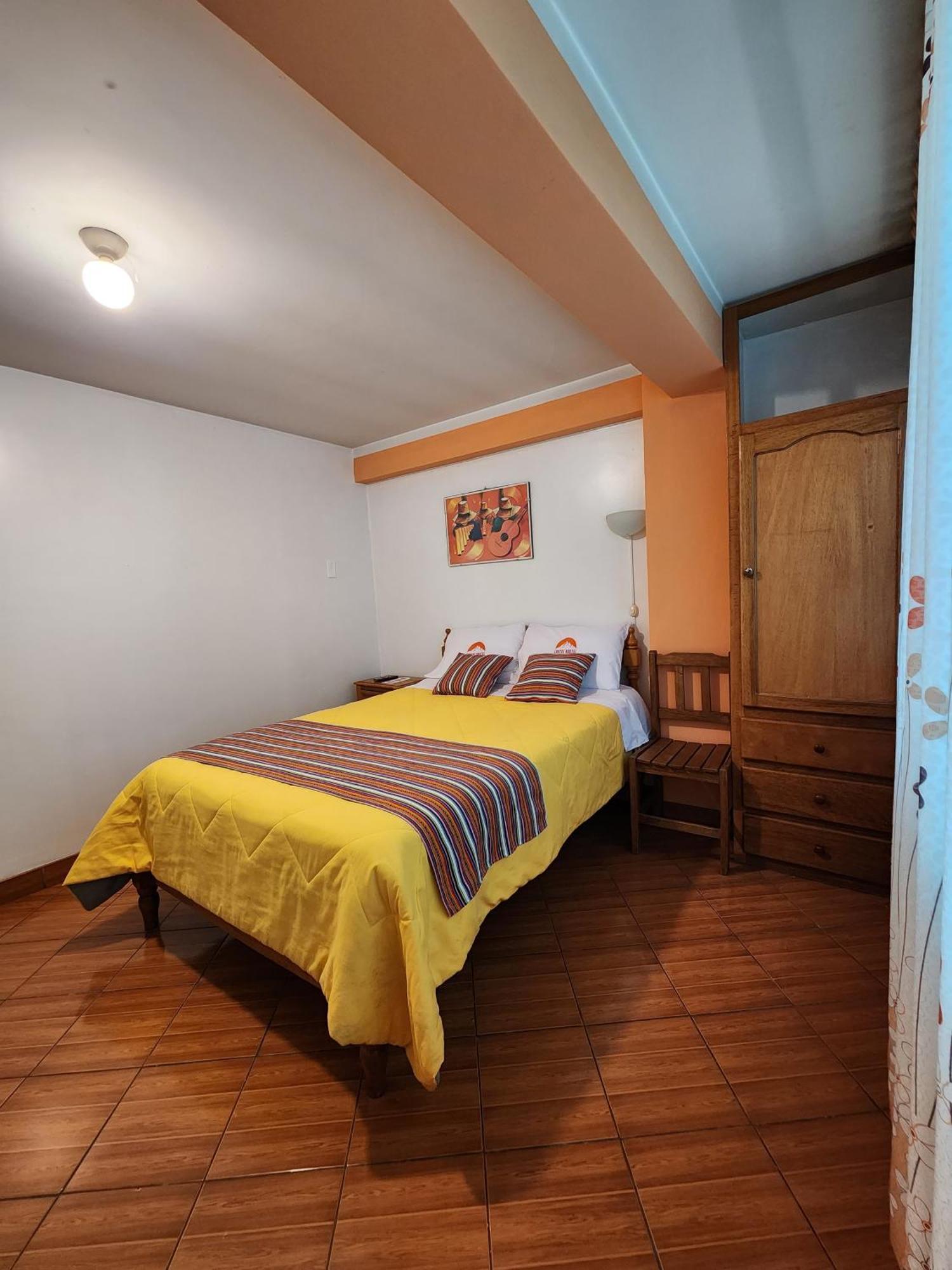 Lhotse Hostel B&B ワラス エクステリア 写真