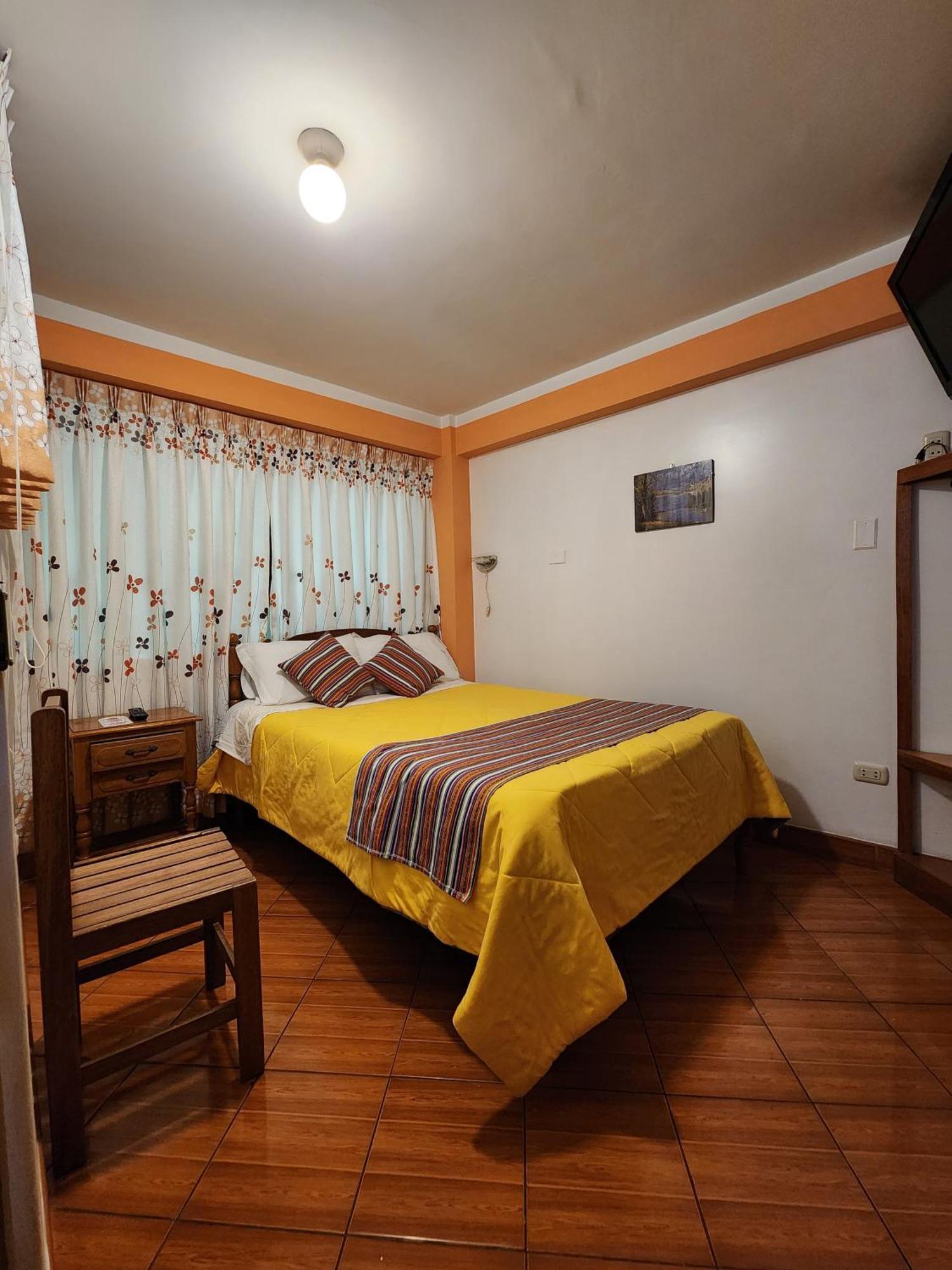 Lhotse Hostel B&B ワラス エクステリア 写真