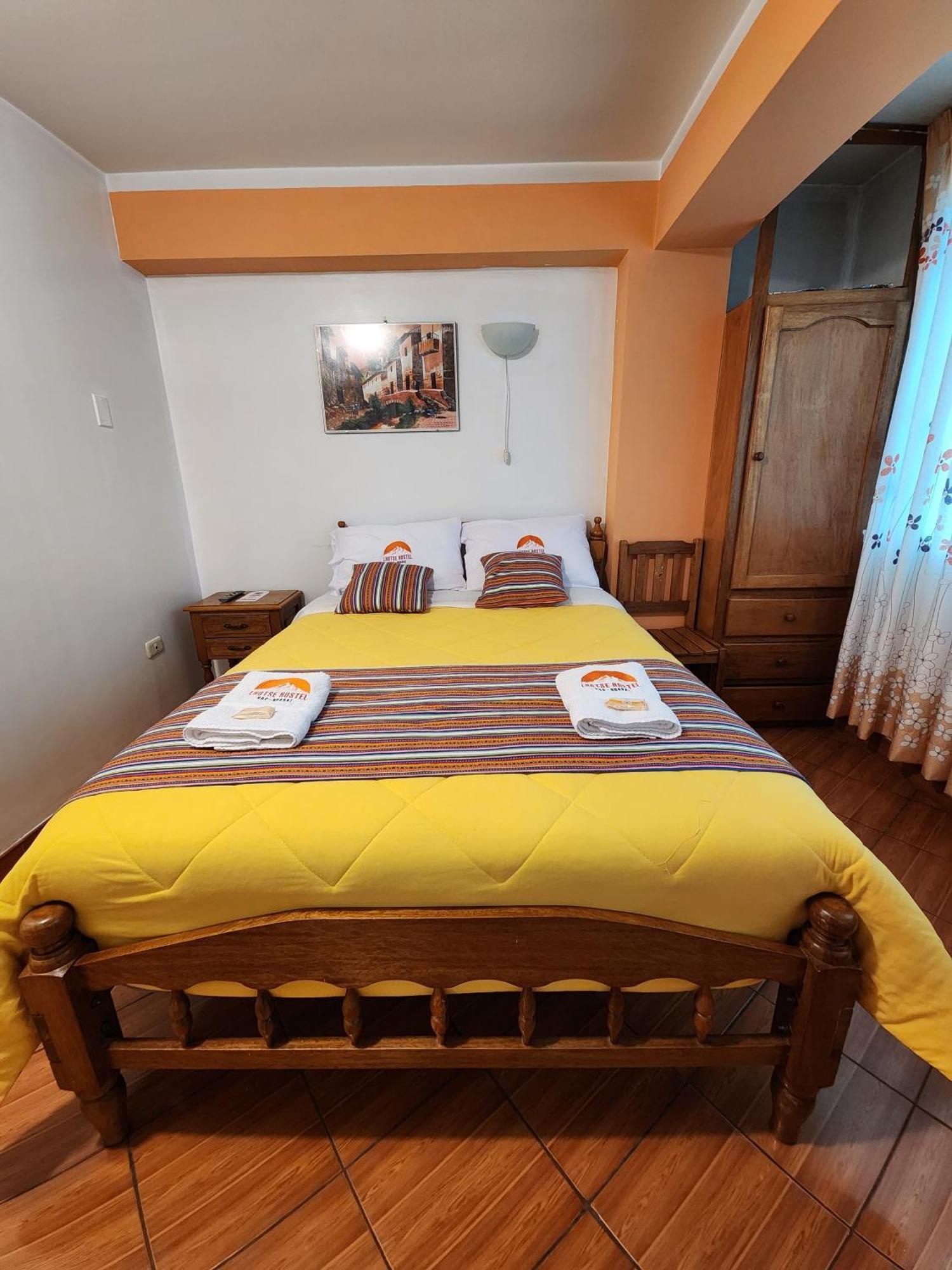 Lhotse Hostel B&B ワラス エクステリア 写真