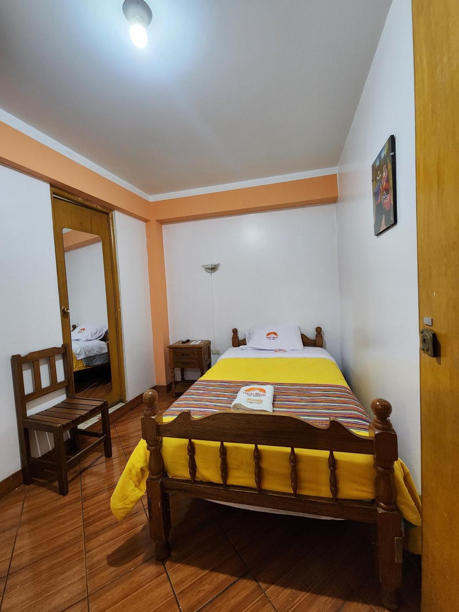 Lhotse Hostel B&B ワラス エクステリア 写真
