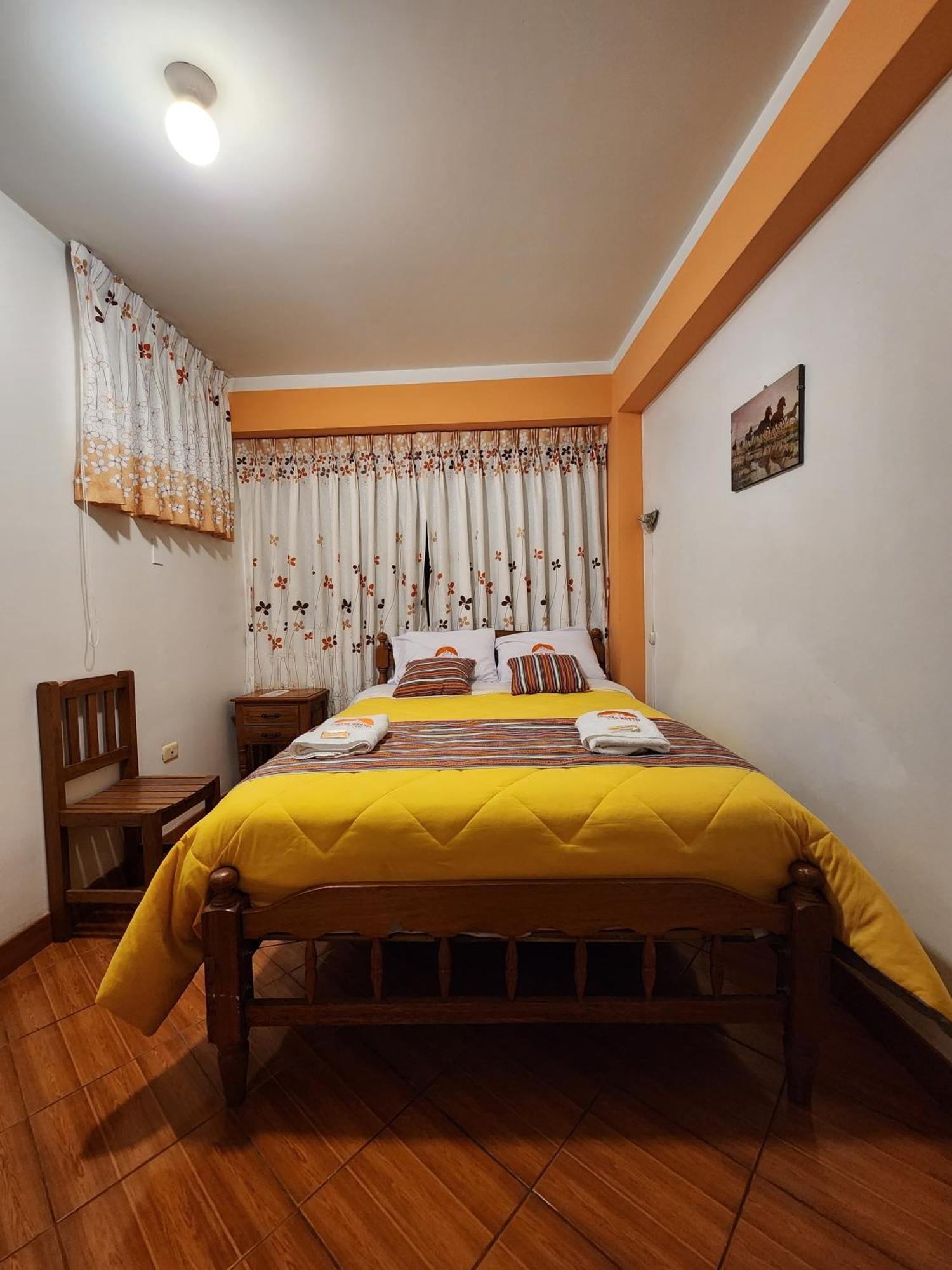 Lhotse Hostel B&B ワラス エクステリア 写真