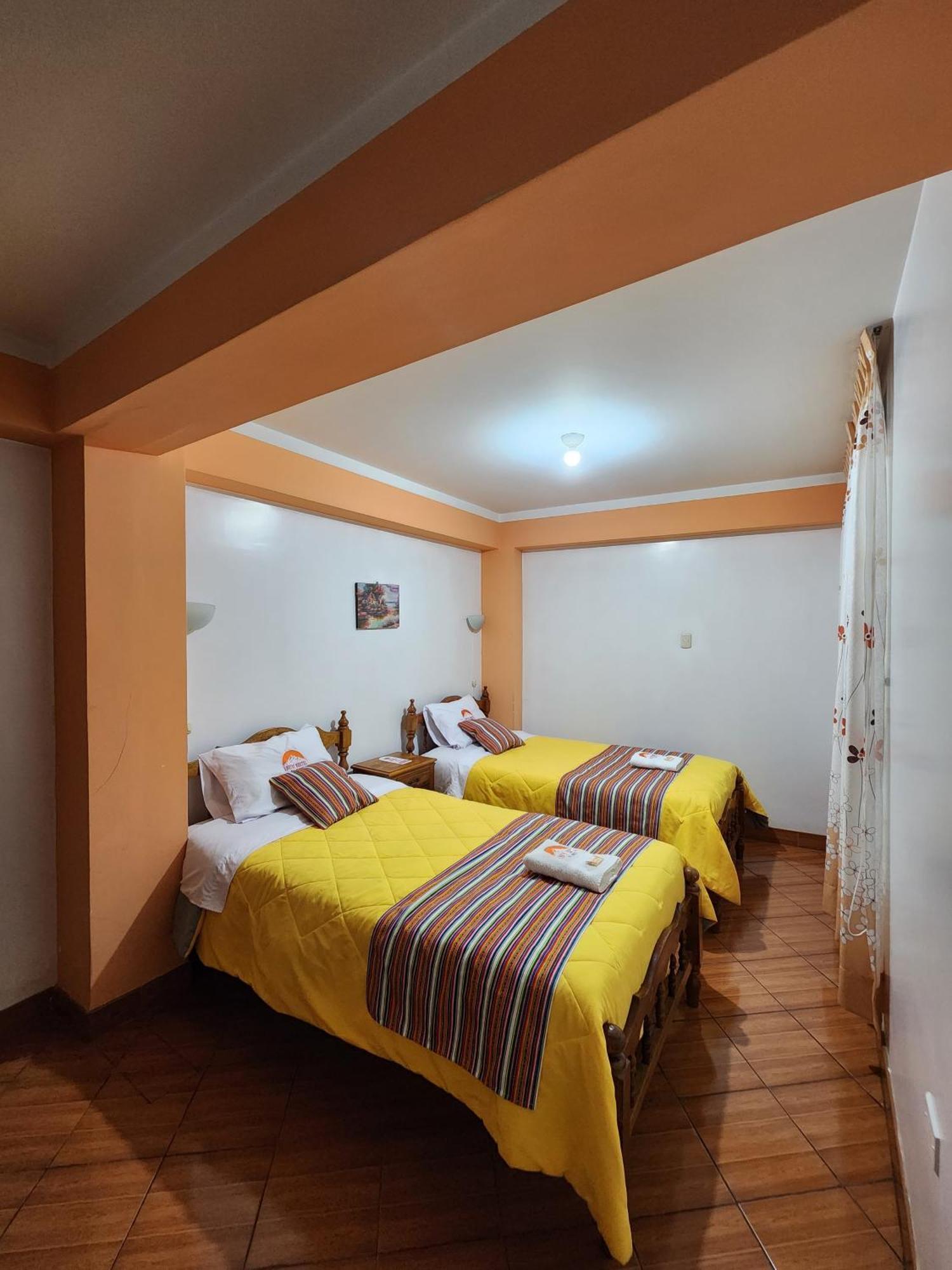 Lhotse Hostel B&B ワラス エクステリア 写真
