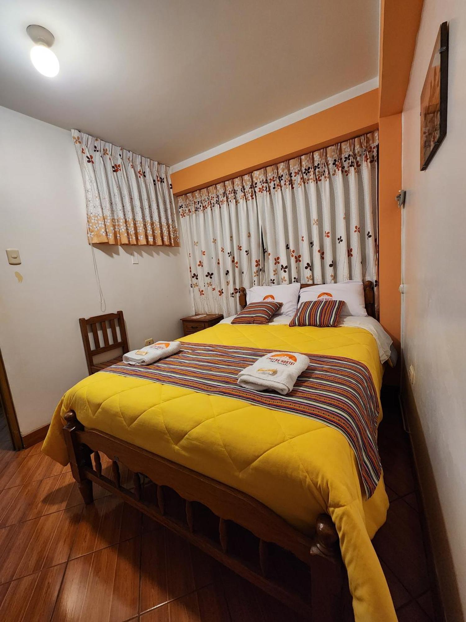 Lhotse Hostel B&B ワラス エクステリア 写真