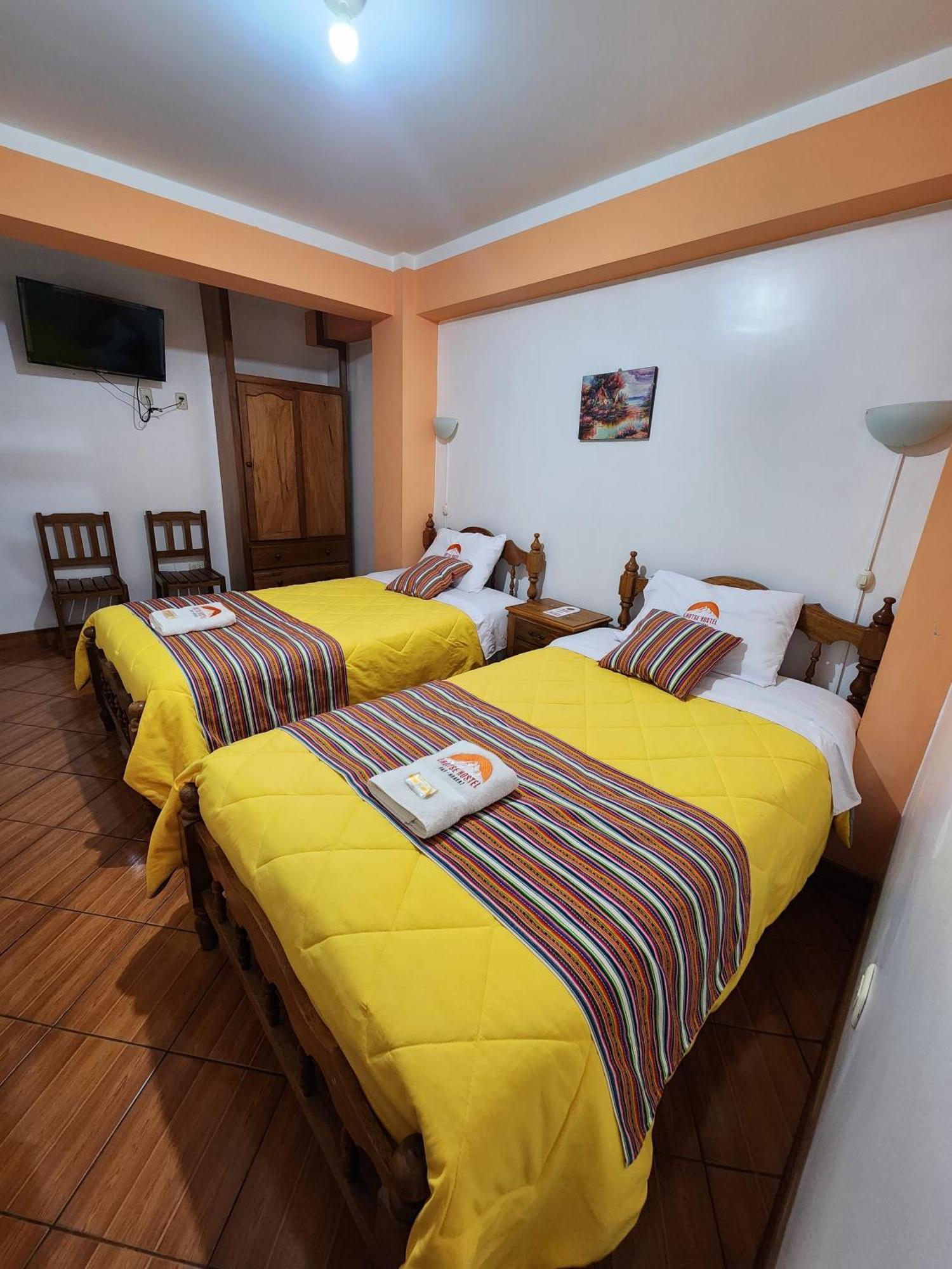 Lhotse Hostel B&B ワラス エクステリア 写真