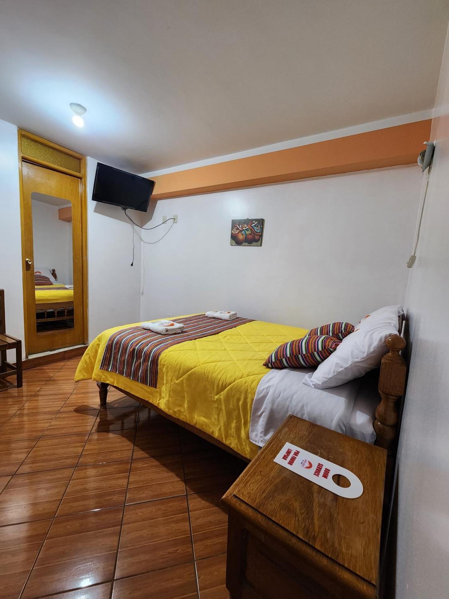 Lhotse Hostel B&B ワラス エクステリア 写真