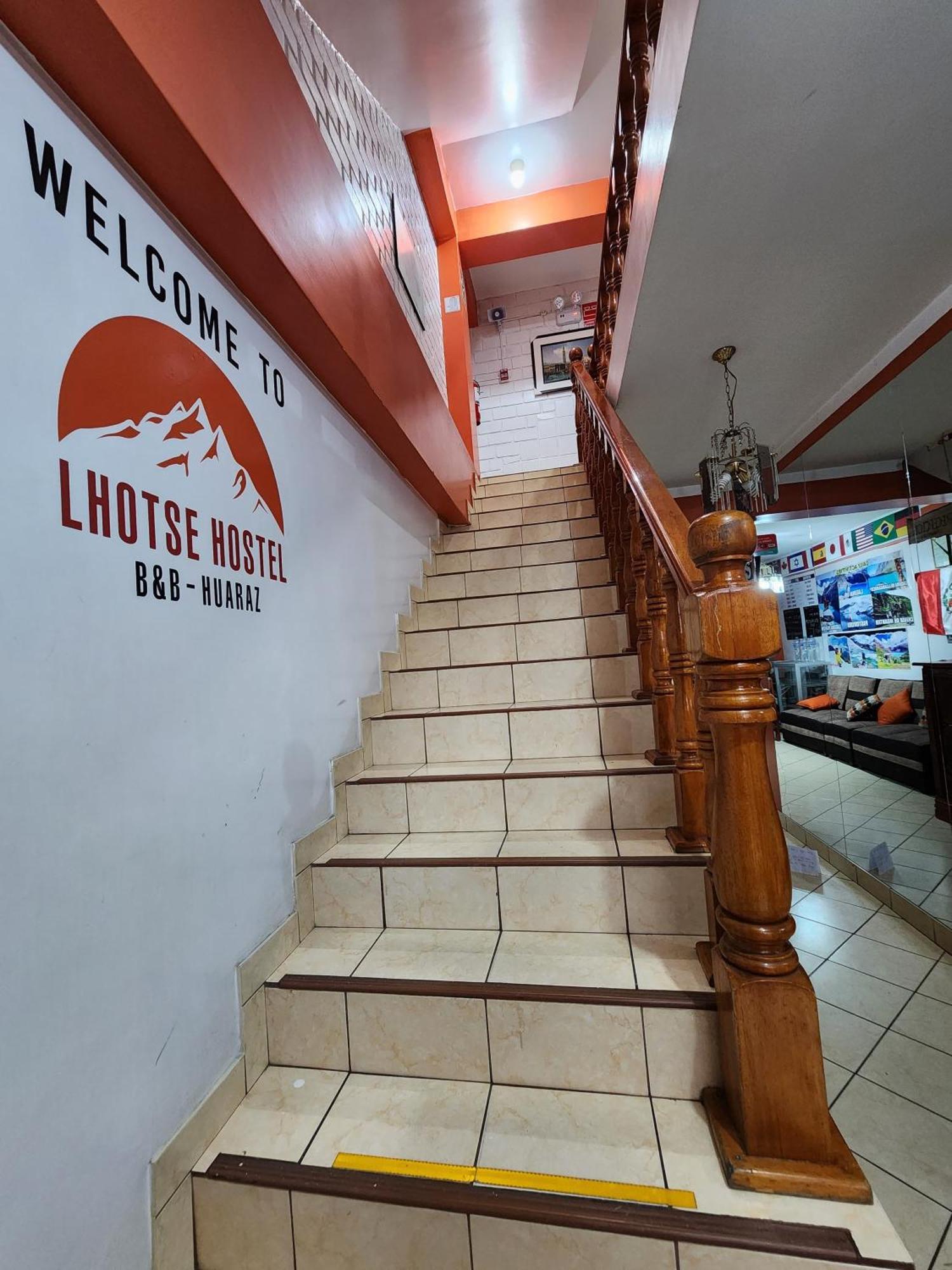Lhotse Hostel B&B ワラス エクステリア 写真