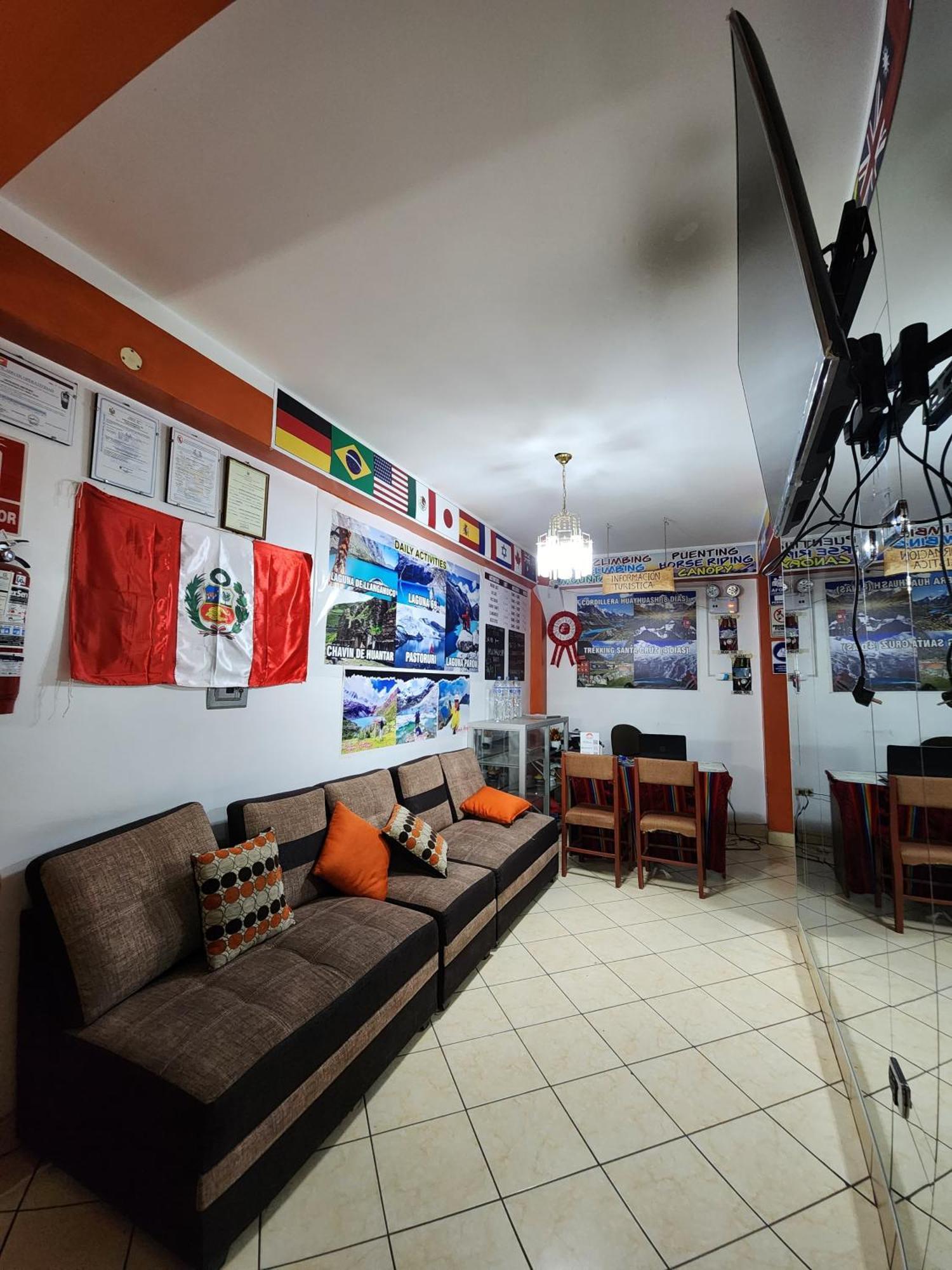 Lhotse Hostel B&B ワラス エクステリア 写真