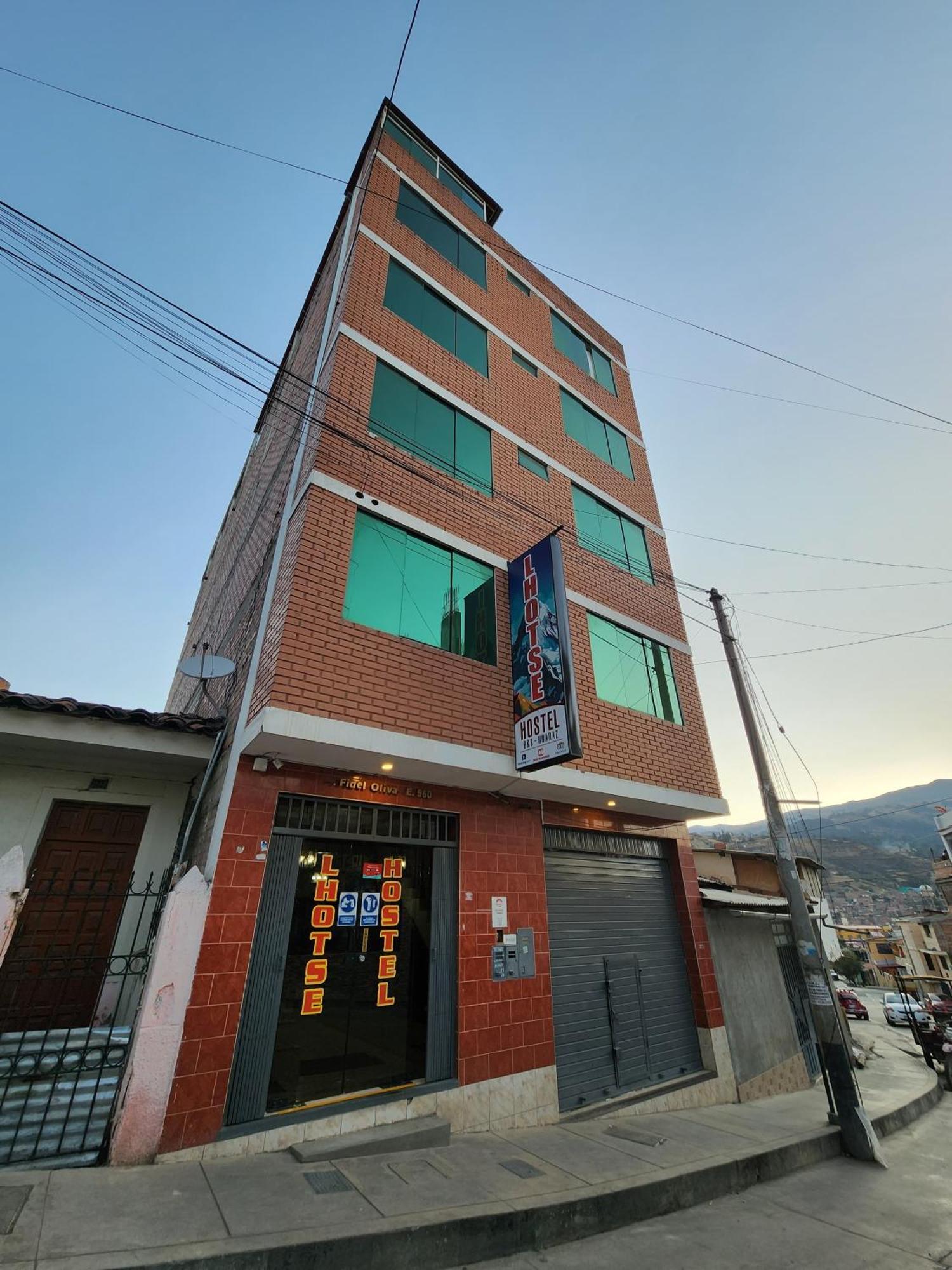 Lhotse Hostel B&B ワラス エクステリア 写真